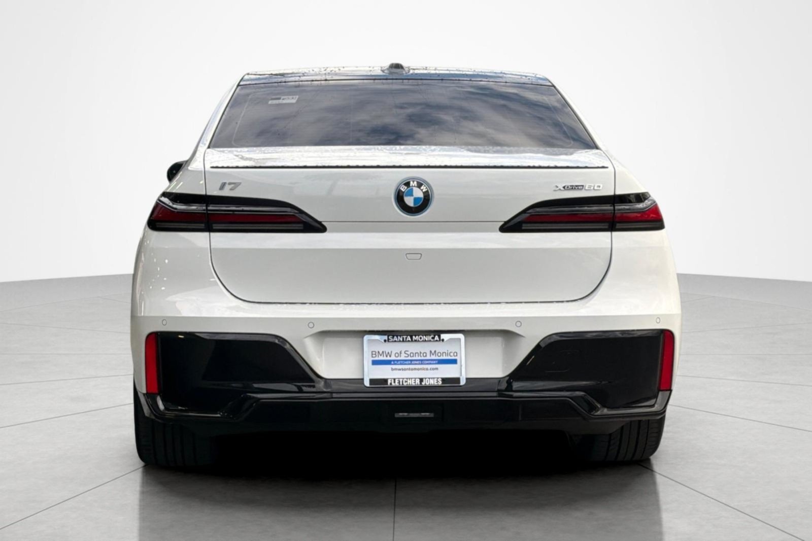 Used 2023 Alpine White BMW xDrive60 image 4