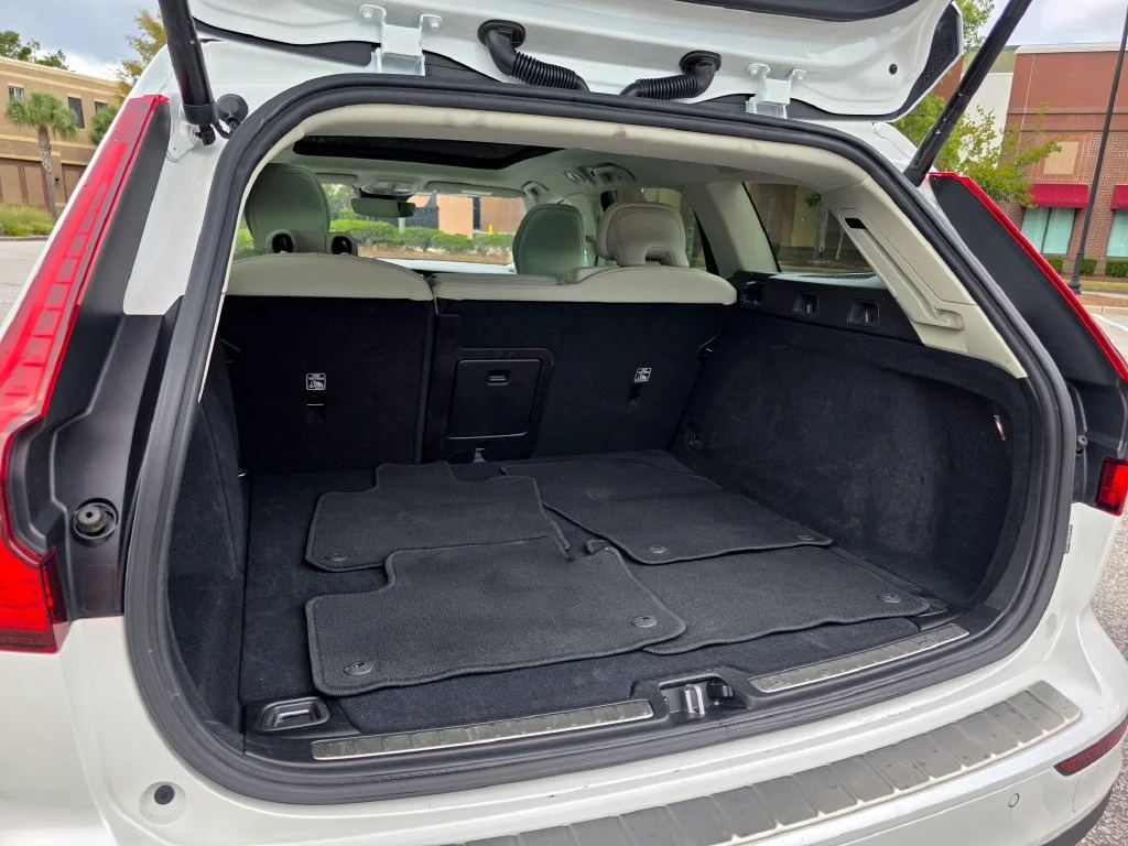Used 2025  Volvo Plus image 35