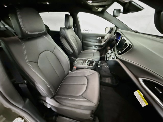 New 2027 Olive Green Pearl-Coat Paint Chrysler Select image 28