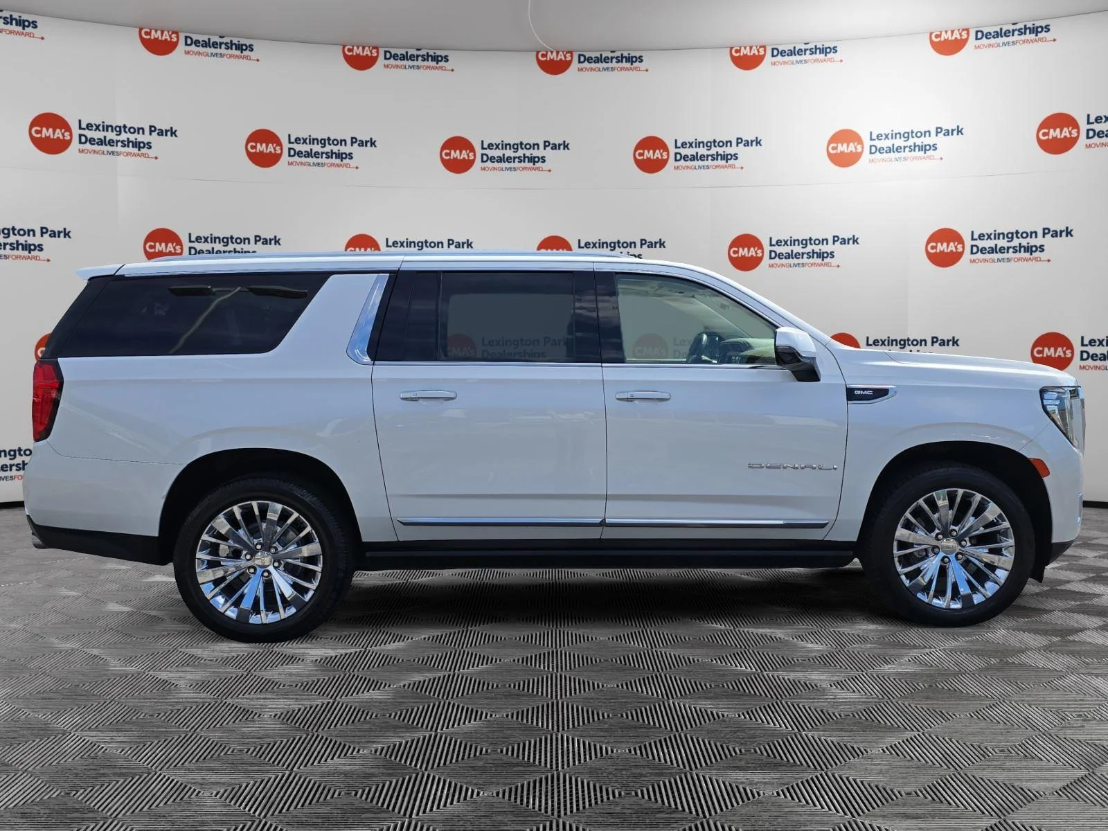 Used 2021 White Frost Tricoat GMC Denali image 8