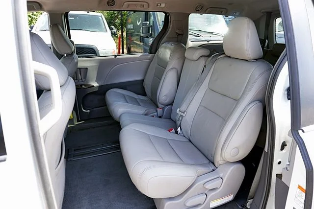 Used 2015 White Toyota XLE image 16