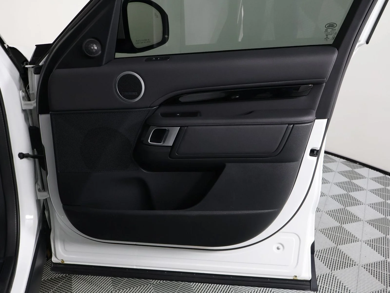 Used 2020 Fuji White Land Rover SE image 20