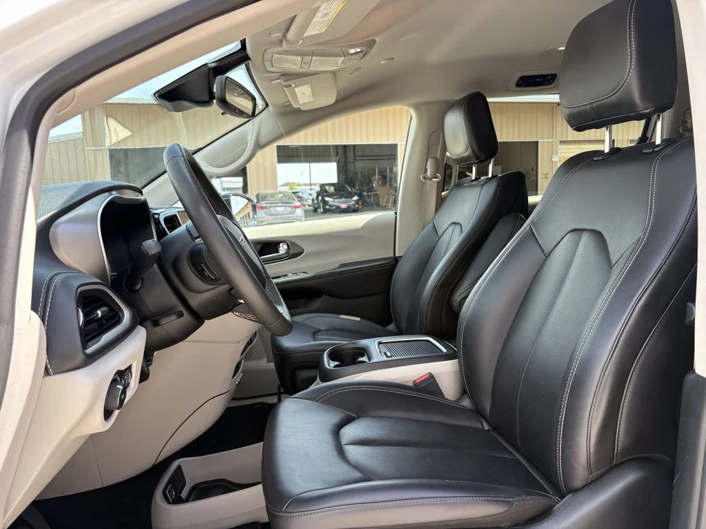 Used 2024 Bright White Clearcoat Chrysler Select image 12