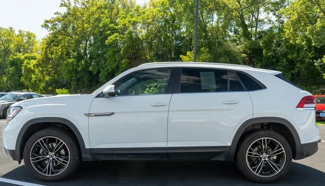 Used 2022 White Volkswagen 3.6L V6 SE w/Technology image 9