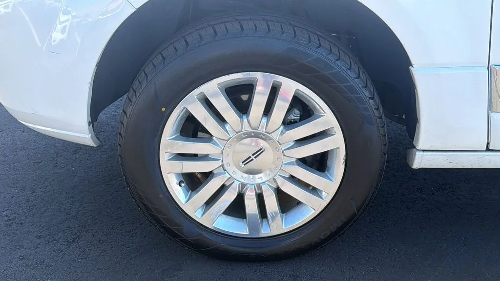 Used 2014 White Platinum Clearcoat Metallic Lincoln Base image 9