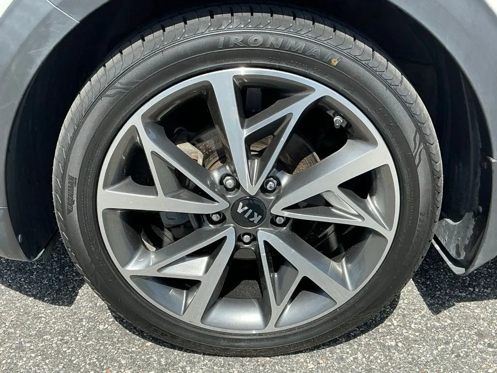 Used 2020 White Kia Touring image 22