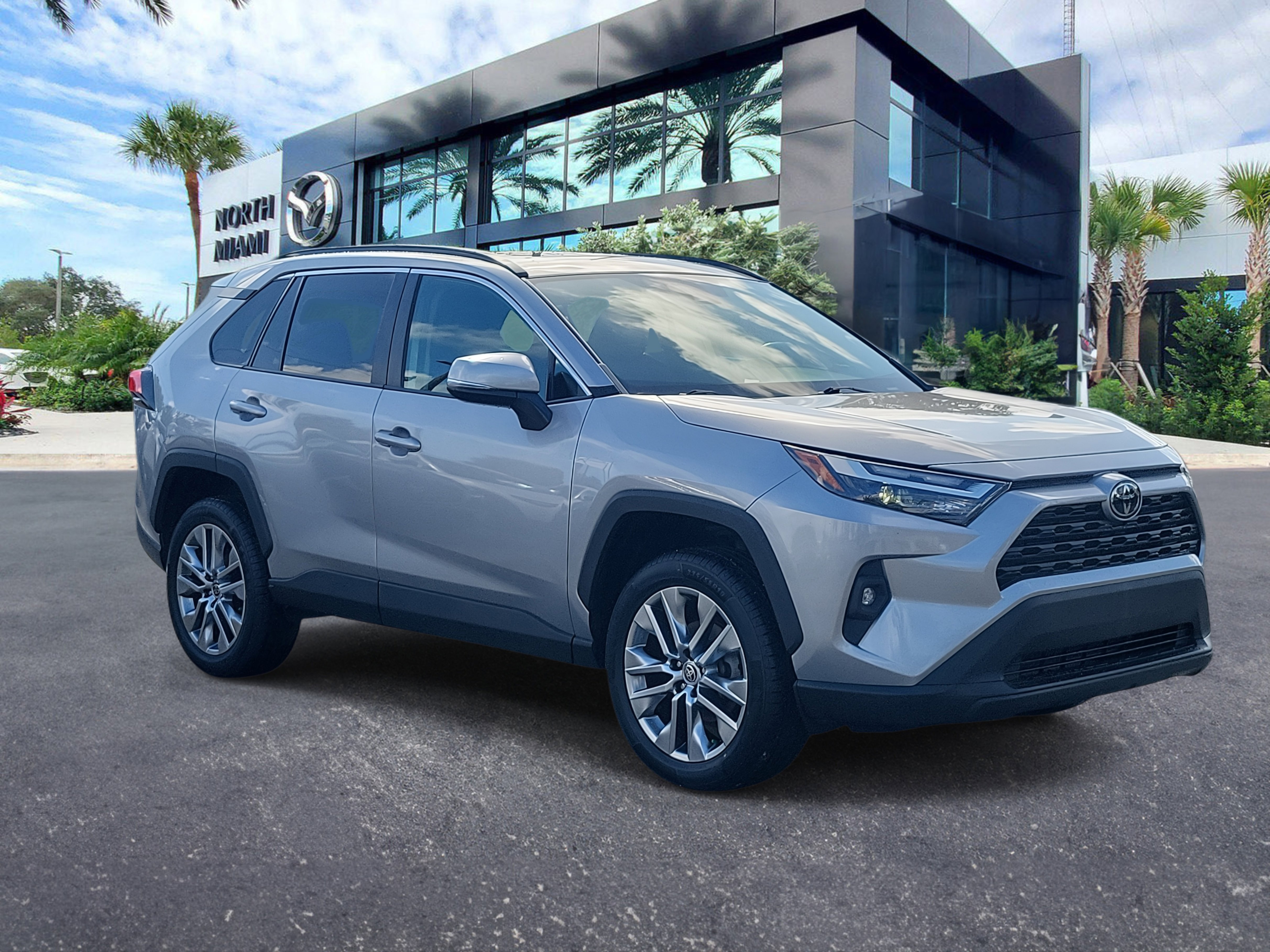 Used 2022 Silver Toyota XLE Premium image 3
