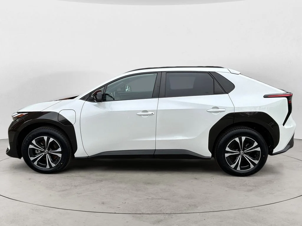 Used 2023 Pearl Toyota XLE image 2