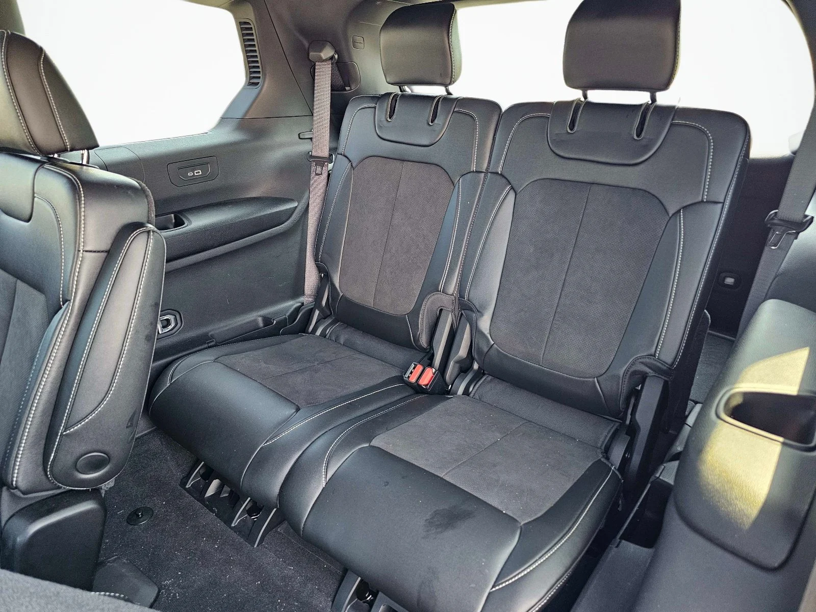 Used 2024 Diamond Black Crystal Pearlcoat Jeep Altitude image 32