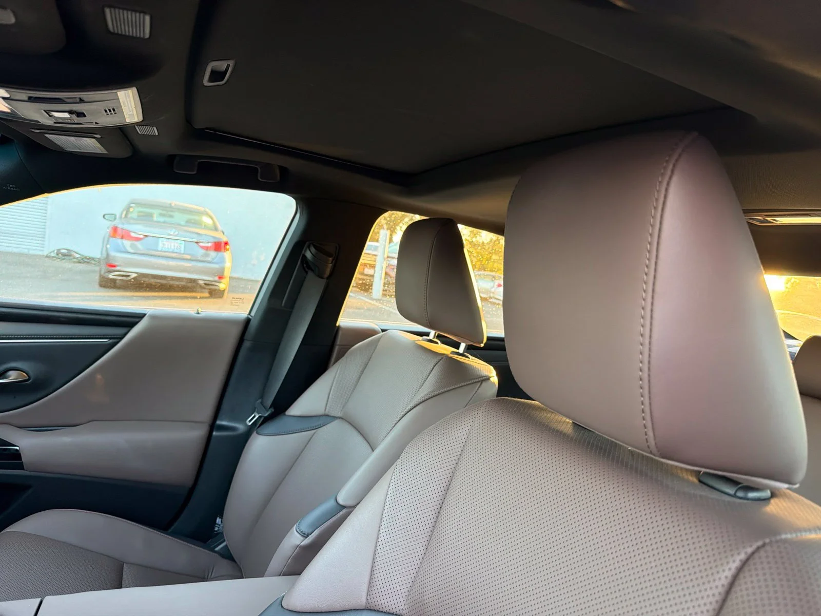 Used 2023 White Pearl Lexus 300h image 9