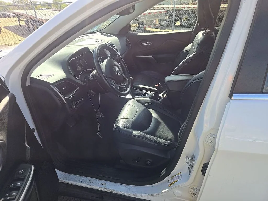 Used 2021 Bright White Clearcoat Jeep Latitude Lux image 7