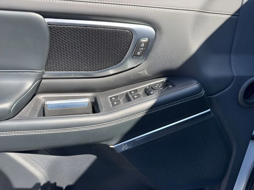 Used 2025 Silver Ford Platinum image 31