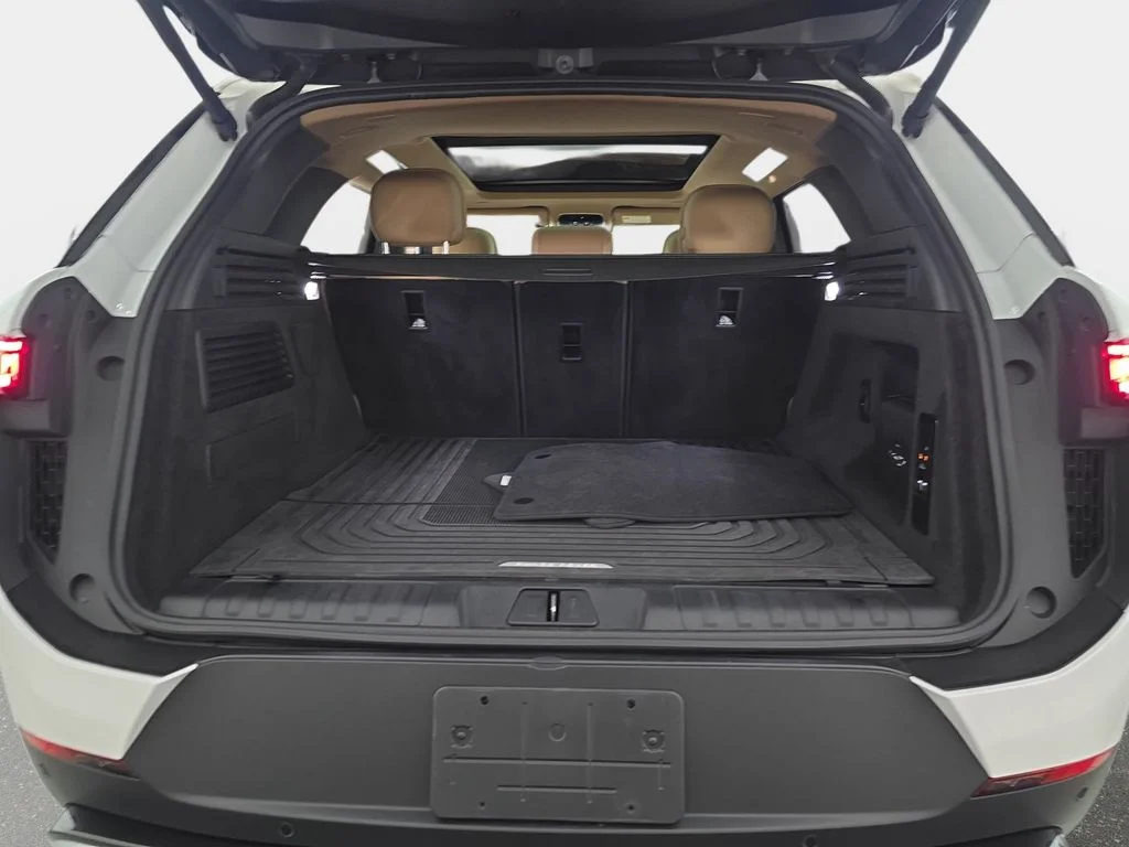Used 2024  Land Rover SE image 14