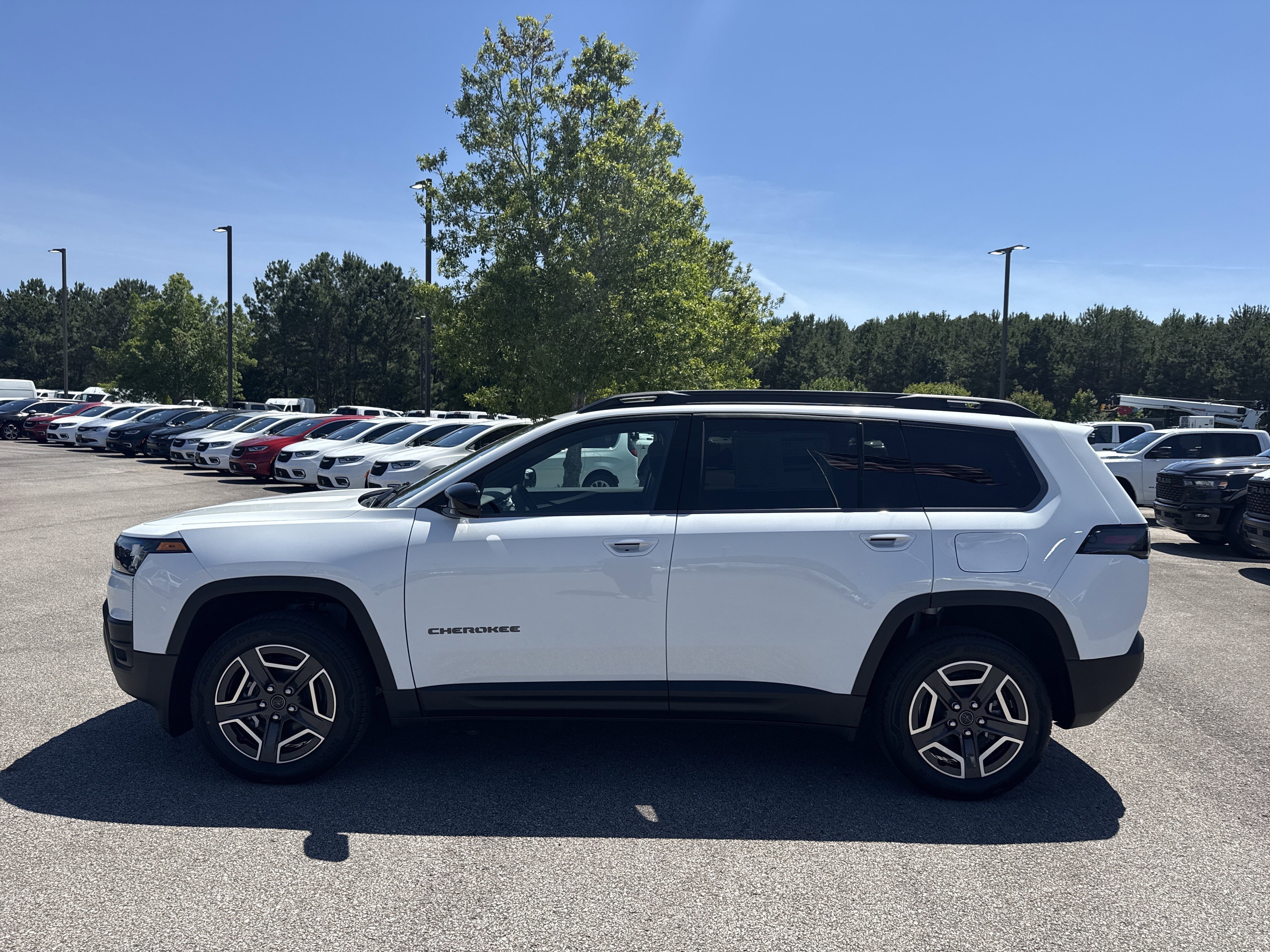 New 2026 Bright White Clear-Coat Exterior Paint Jeep Laredo image 4