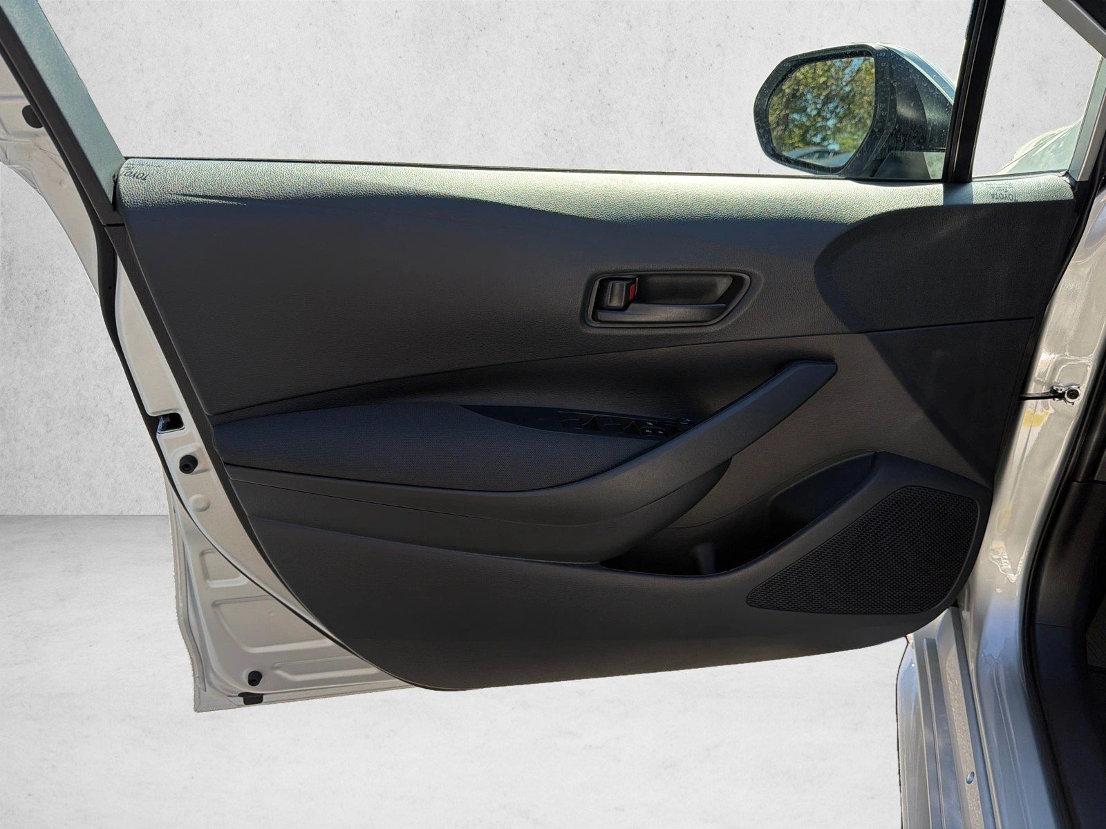 New 2027 Classic Silver Metallic Toyota LE image 10