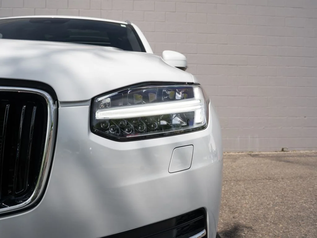 Used 2018 White Volvo T6 Momentum image 11
