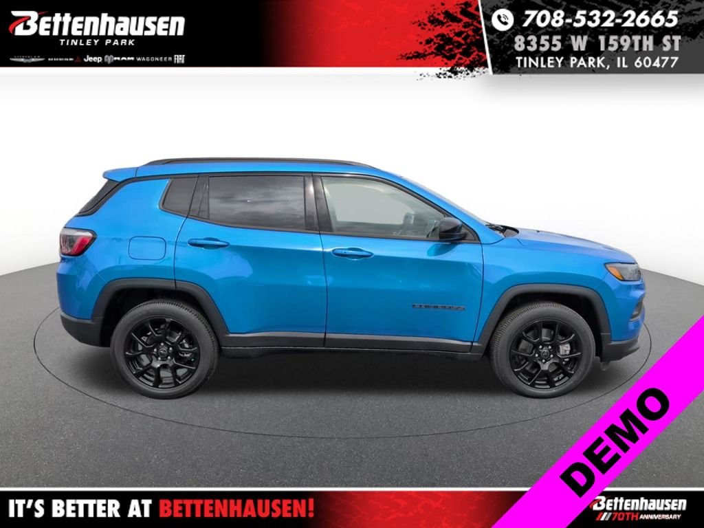 New 2026 Hydro Blue Pearl-Coat Exterior Paint Jeep Latitude image 4