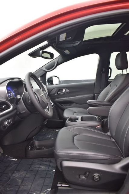 New 2026 Red Hot Pearl-Coat Exterior Paint Chrysler Select image 9