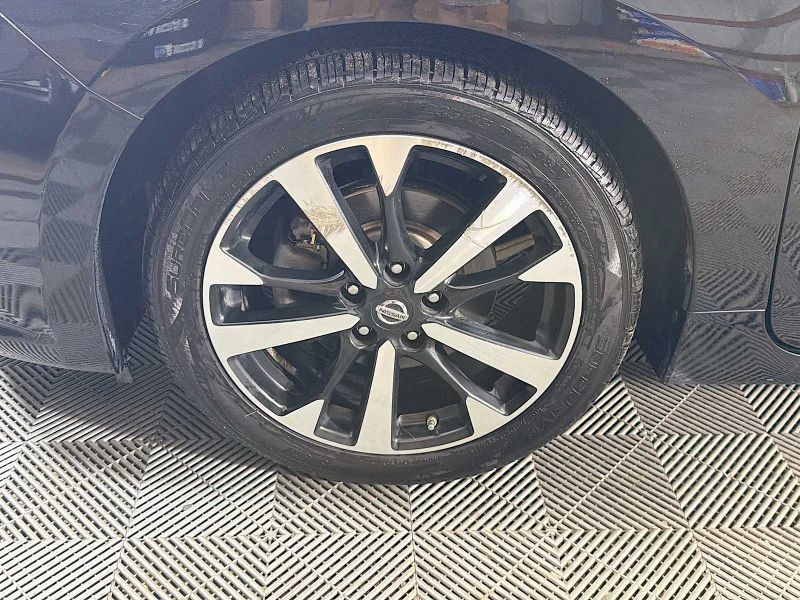 Used 2018 Super Black Nissan 2.5 SR image 27