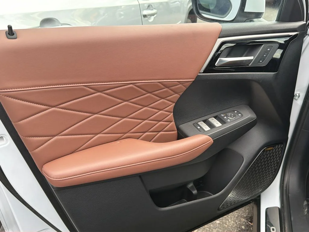 New 2026 White Diamond Mitsubishi SEL image 6