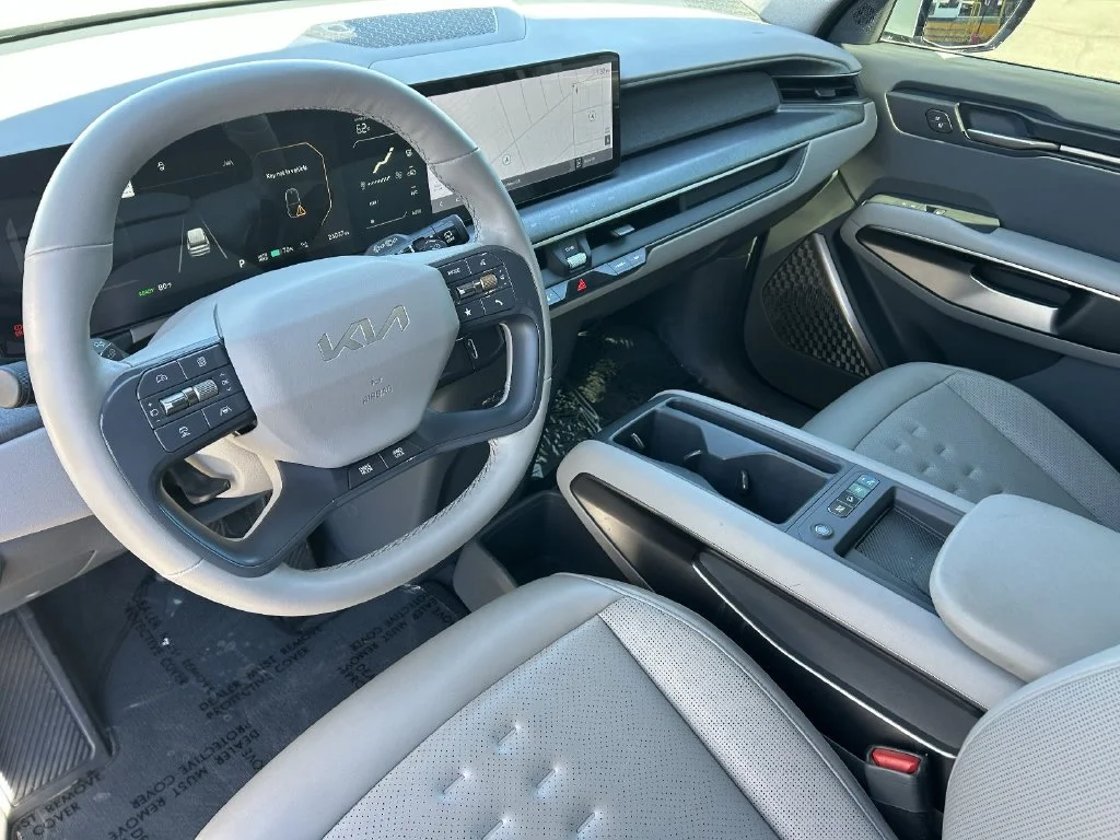 Used 2024 Ivory Kia Wind image 21