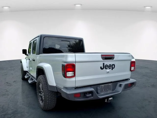 Used 2022 Silver Jeep Sport image 19