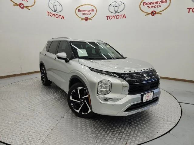 Used 2022  Mitsubishi SEL image 1