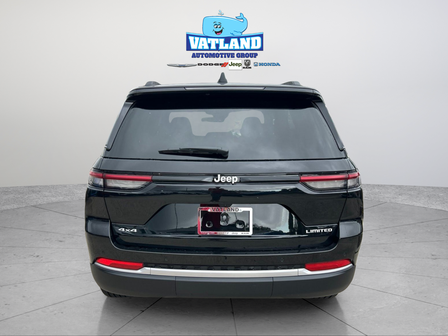 New 2026 Diamond Black Crystal Pearlcoat Jeep Limited image 4