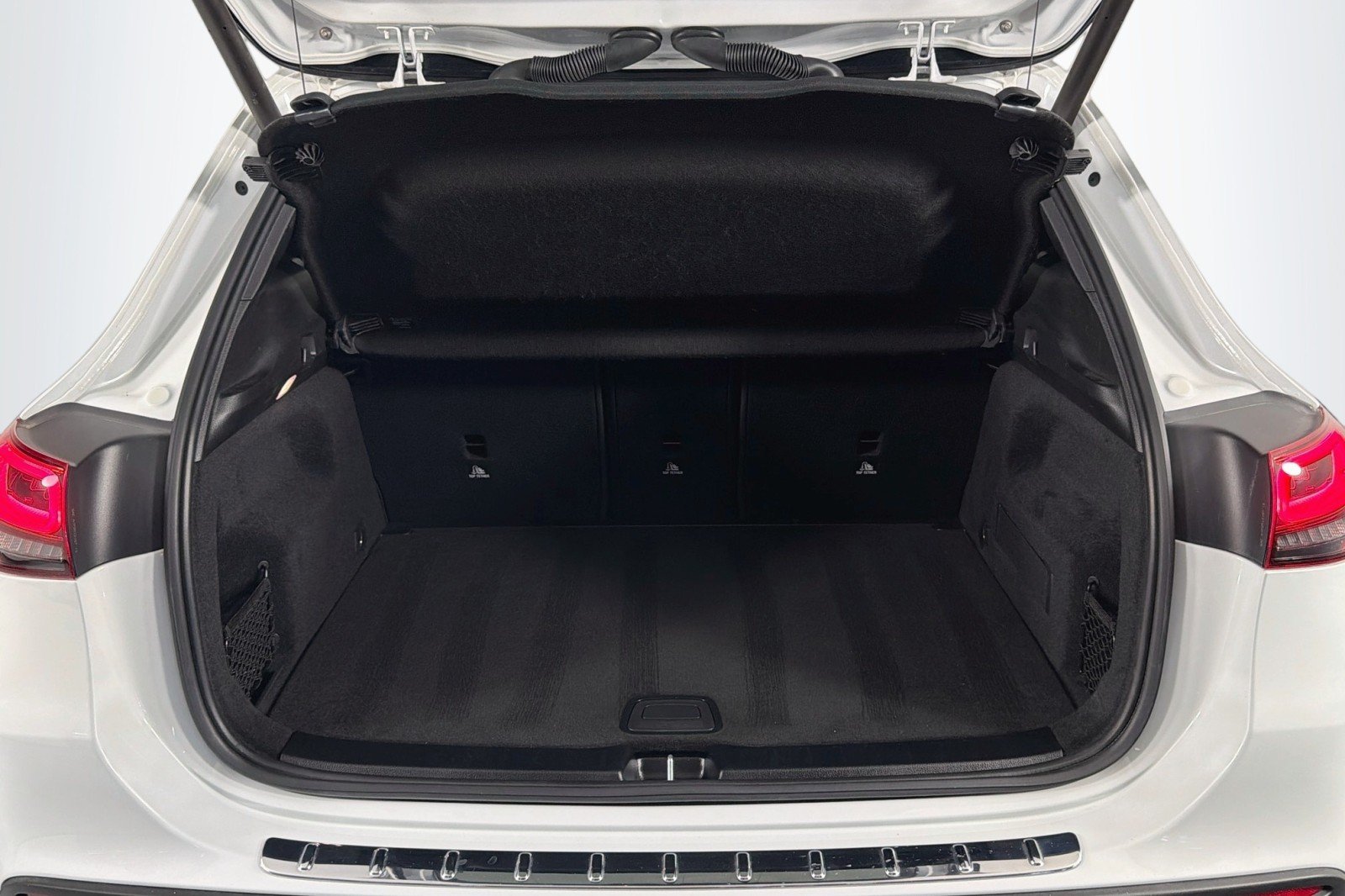 Used 2022 Digital White Metallic Mercedes-Benz 250 image 21