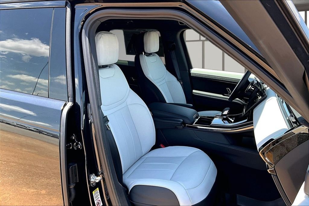 Used 2026 Santorini Black Metallic Land Rover Dynamic SE image 7