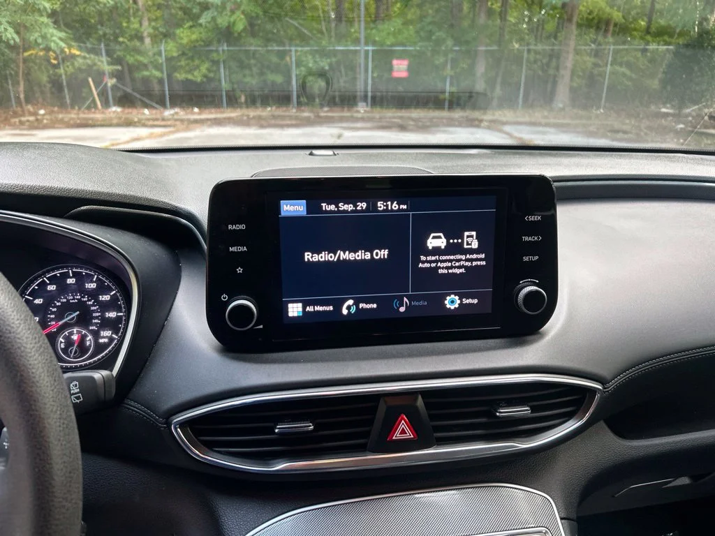 Used 2023 White Hyundai SE image 18