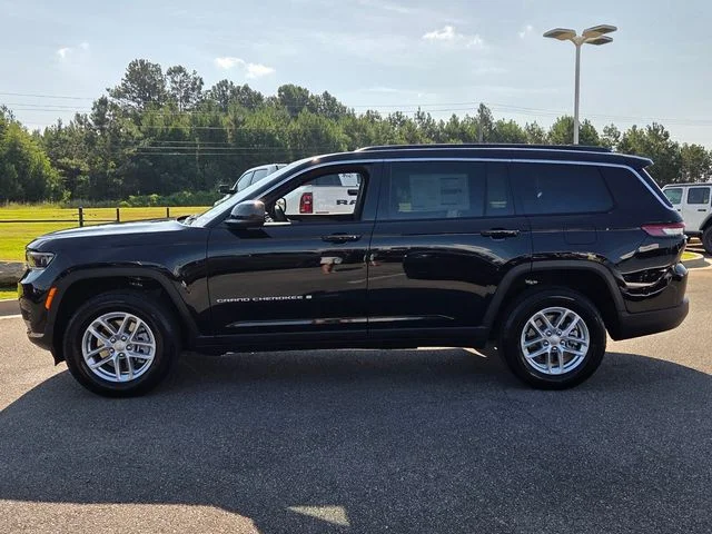 New 2026 Diamond Black Crystal Pearl-Coat Exterior Paint Jeep Laredo image 5