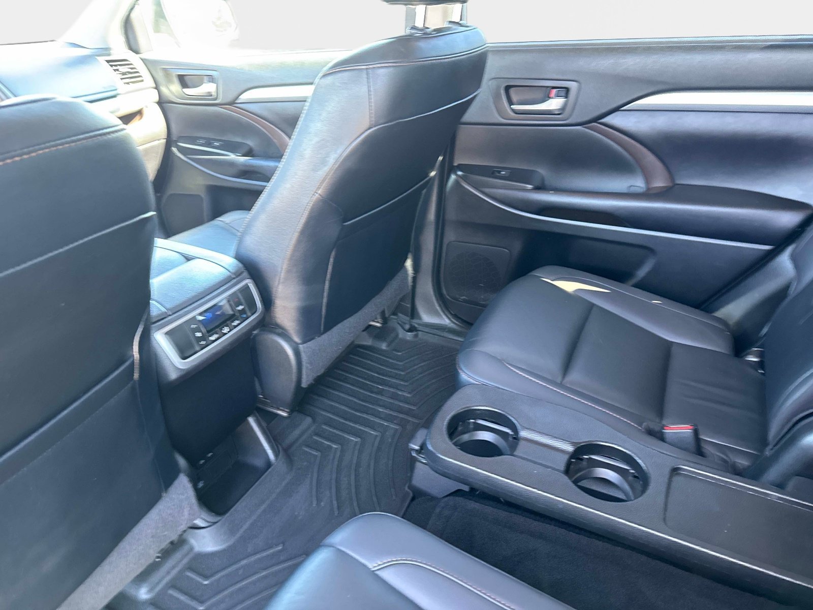 Used 2019 Shoreline Blue Pearl Toyota XLE image 14