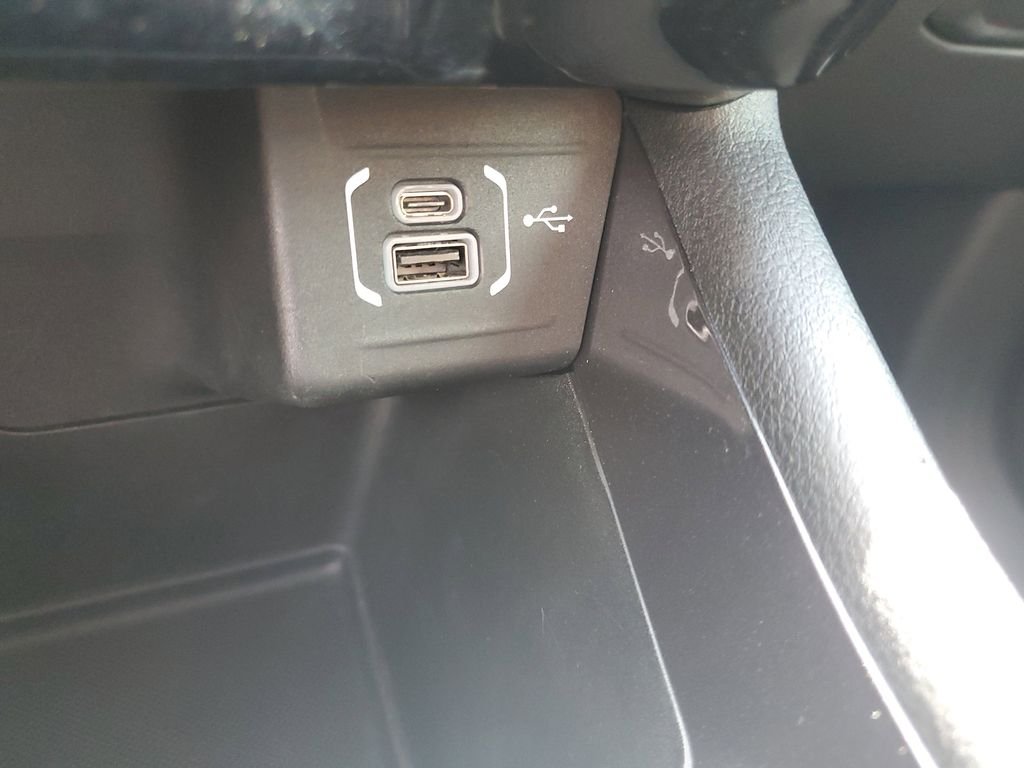 Used 2022 Black Jeep Latitude image 21