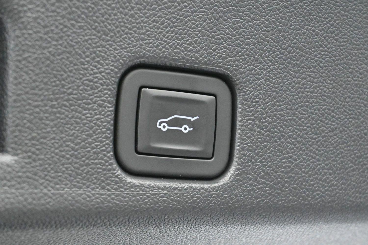 Used 2024 Summit White GMC FWD Elevation image 10