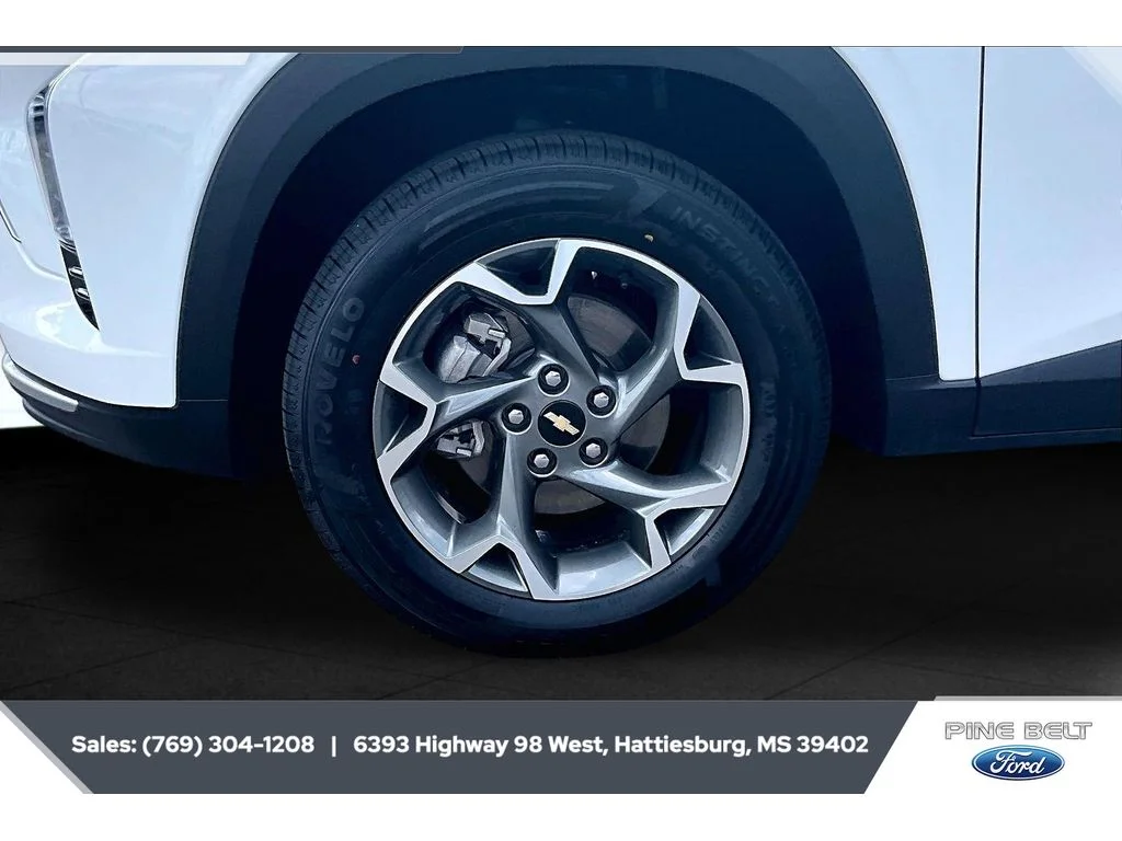 Used 2025 Summit White Chevrolet LT image 7