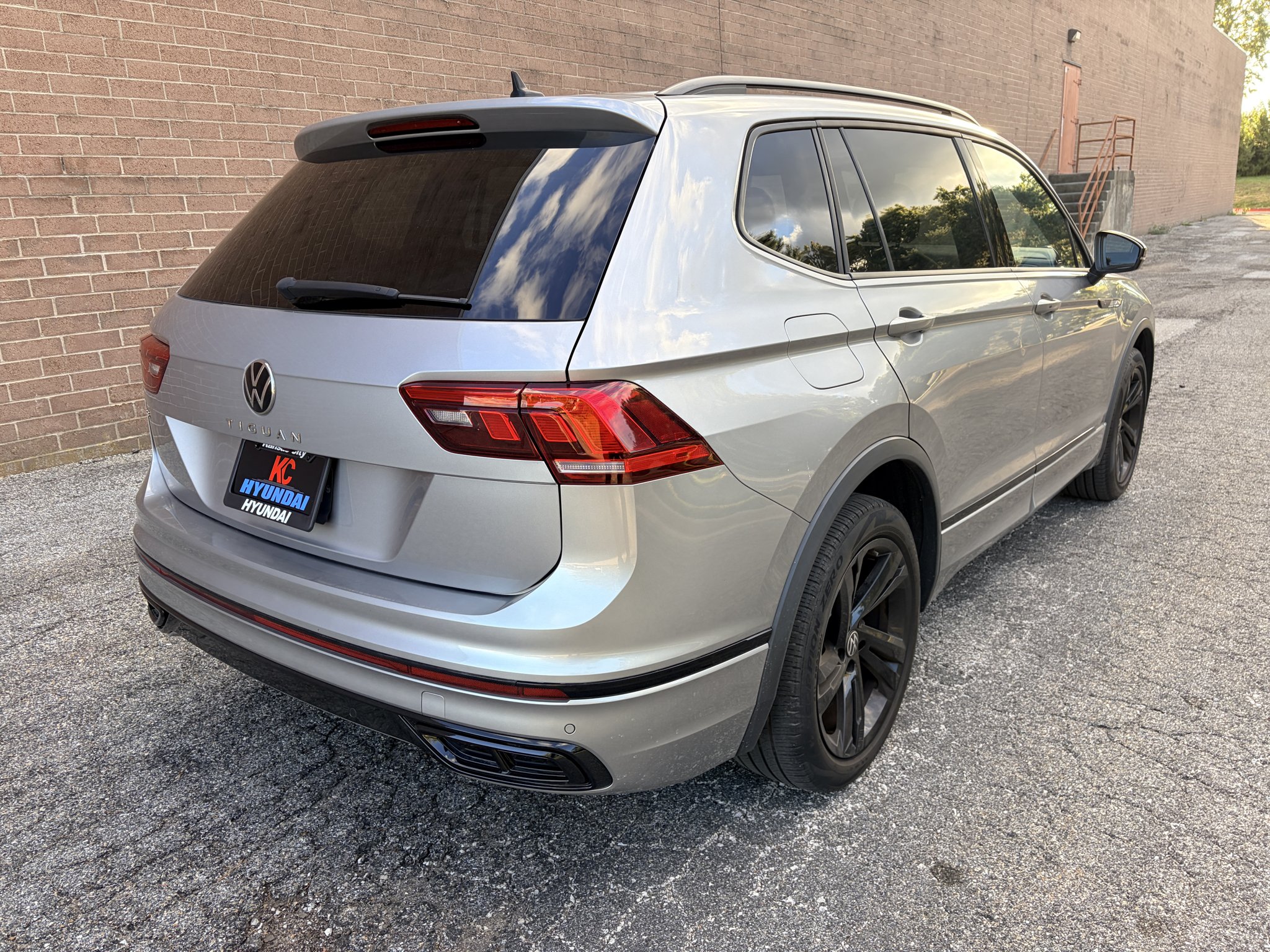 Used 2023 Pyrite Silver Metallic Volkswagen SE R-Line Black image 5