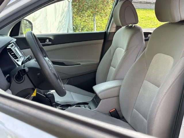 Used 2017 Molten Silver Hyundai SE image 14