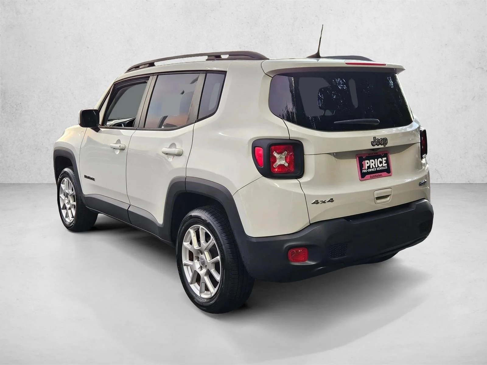Used 2019 Alpine White Clearcoat Jeep Latitude image 8