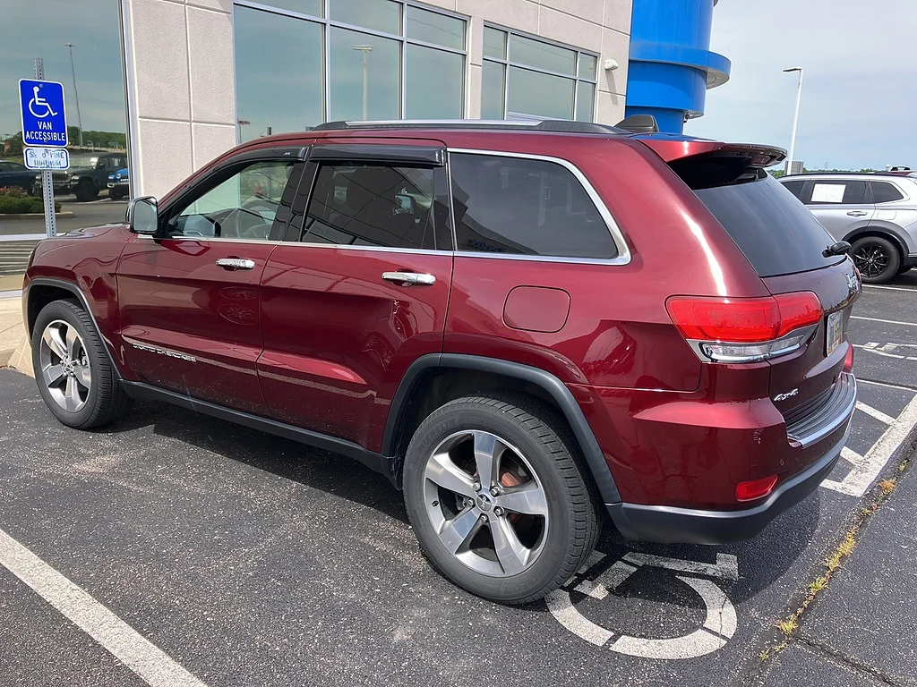 Used 2016 Velvet Red Pearl Coat Jeep Limited image 4