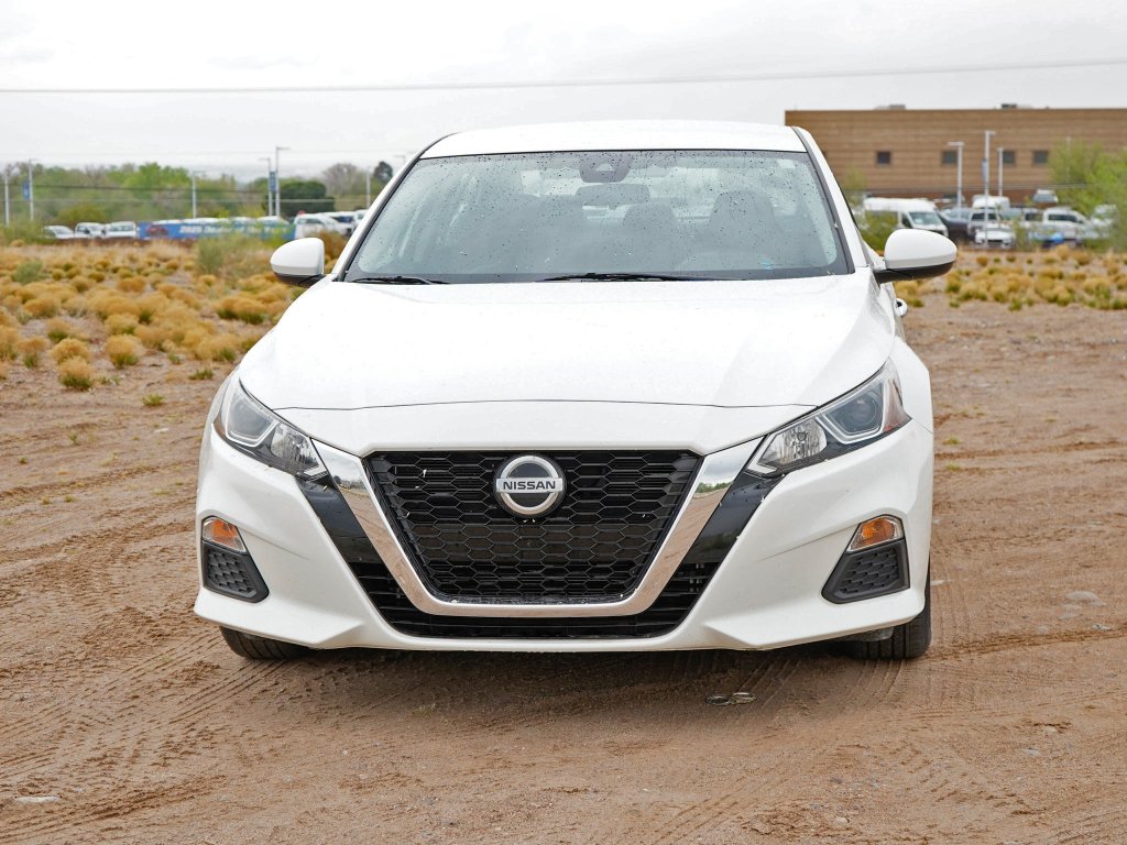 Used 2021 White Nissan 2.5 S image 3