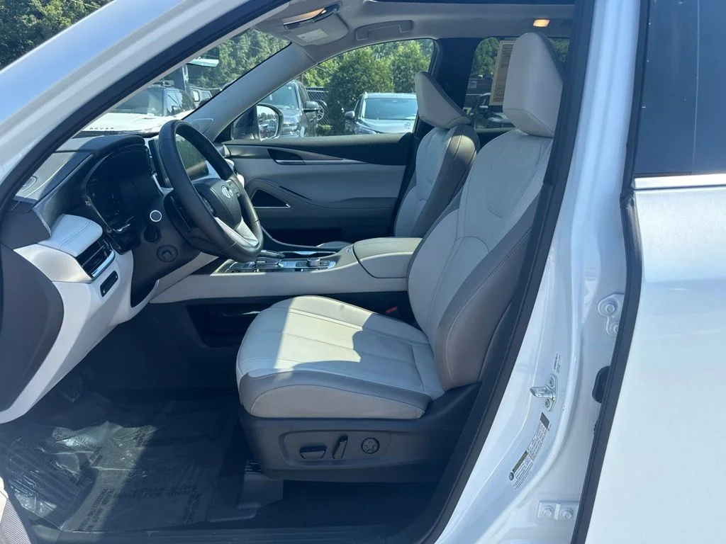 Used 2026 White INFINITI LUXE image 9