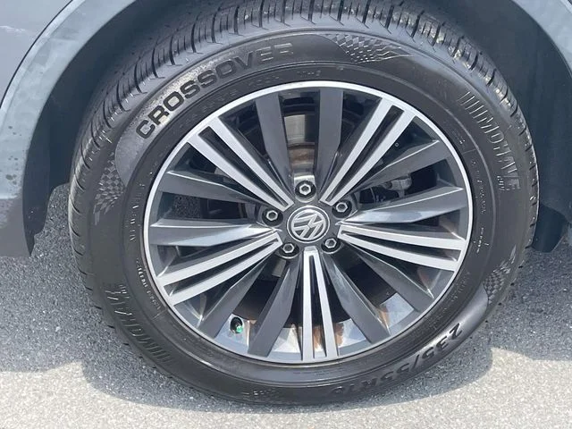 Used 2018 Gray Volkswagen 2.0T SEL image 8