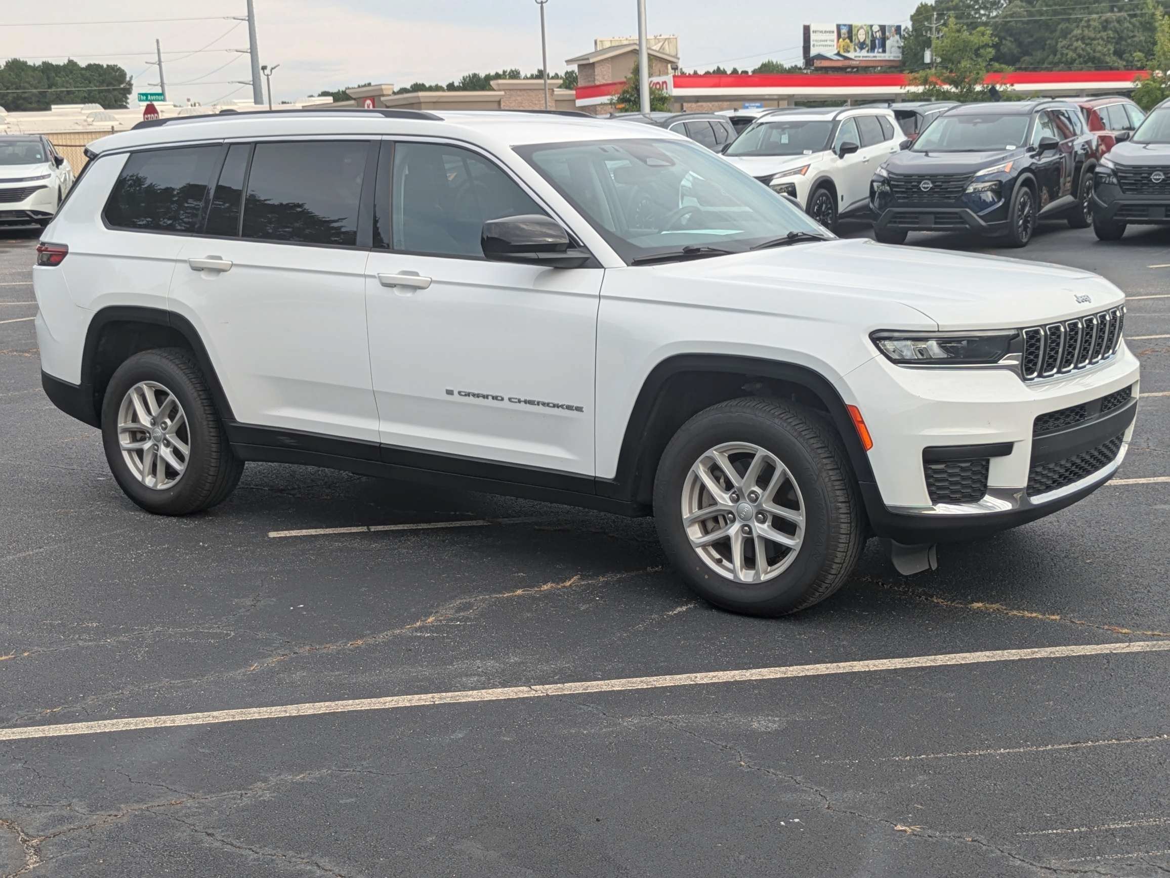 Used 2023 White Jeep Laredo image 1