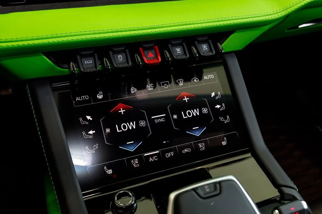 Used 2025 Green Lamborghini SE image 45