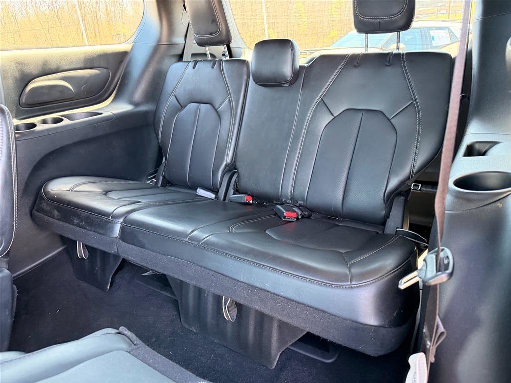 Used 2025 Ceramic Gray Clearcoat Chrysler Select image 12