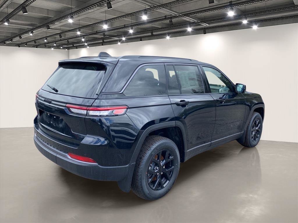 New 2026 Diamond Black Crystal Pearl-Coat Exterior Paint Jeep Altitude image 4