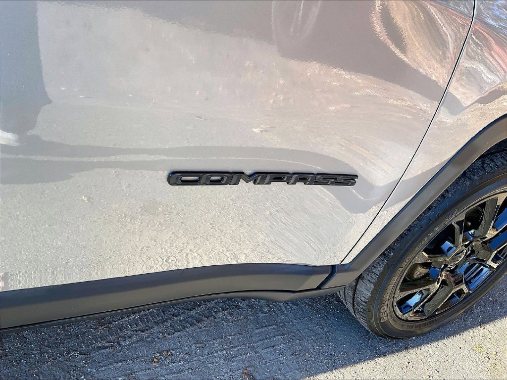 Used 2022 Silver Jeep Latitude image 29