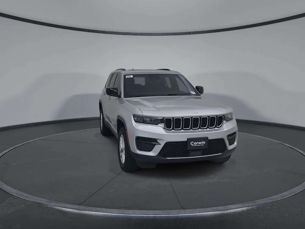 New 2026 Silver Zynith Exterior Paint Jeep Laredo X image 4