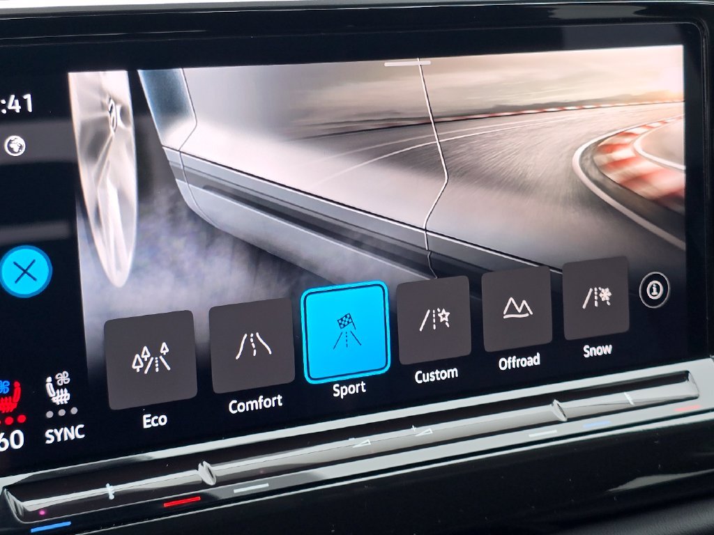 Used 2025  Volkswagen 2.0T SE w/Technology image 8